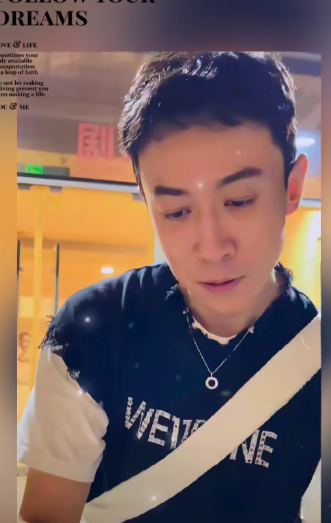 张维伊竟然听劝把头发换了，这事儿在社交平台上讨论度可高了。他把刘海放下来，头发染