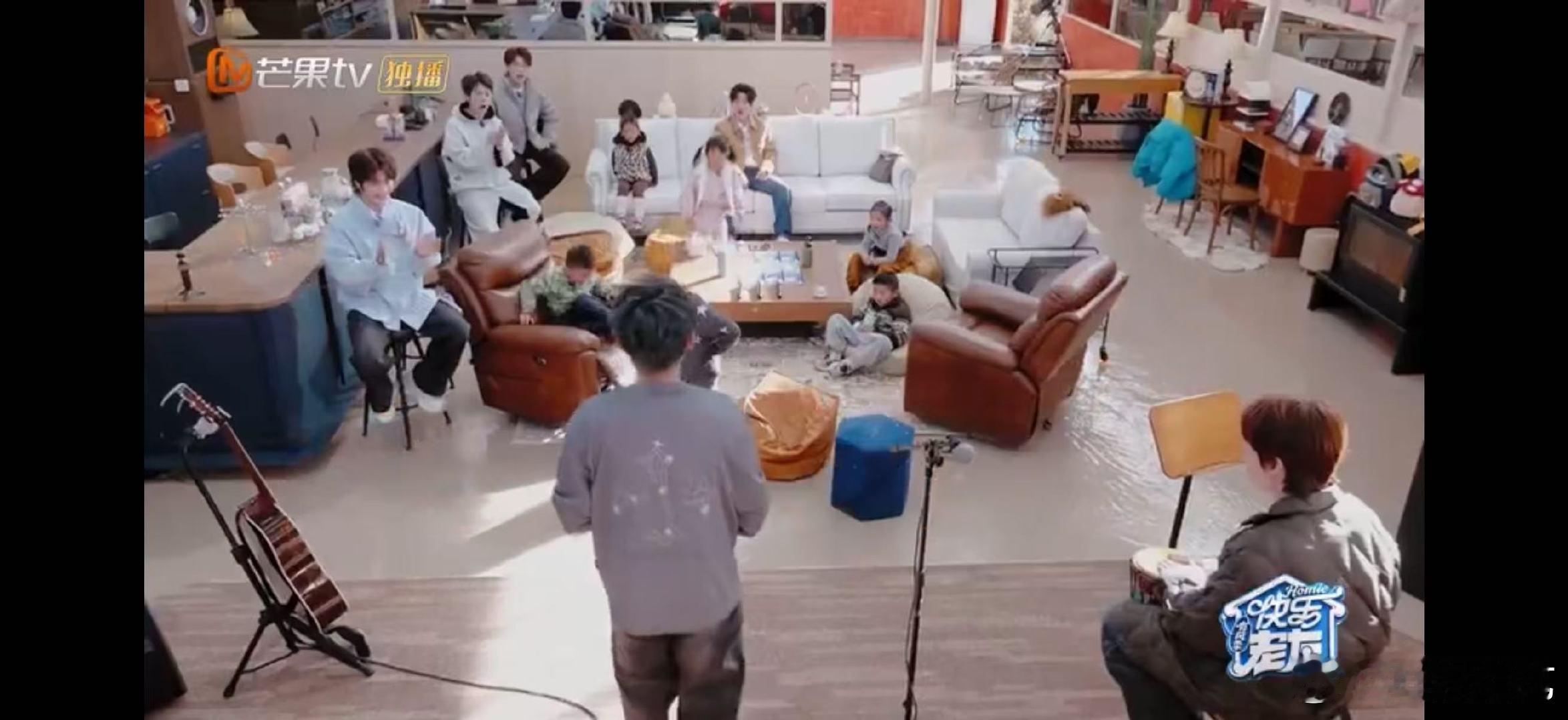 苏醒谁给苏醒在魔术界报班上了快乐老友记会变魔术的苏醒太圈粉了！每一招都精准踩中小