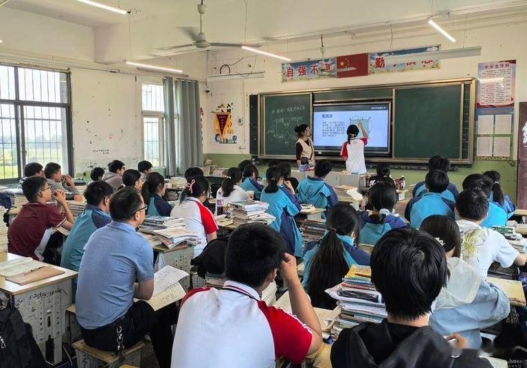 初中生，该不该有手机？孩子如果有了手机，他可能就会跟那些不学习，只会玩手机的