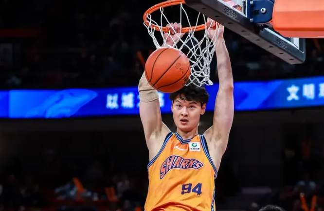 把杨瀚森在NBA的动向先放一边，本土中锋的排序从来不是一道人气题。杭州亚运男篮打完后，王哲林被推上风