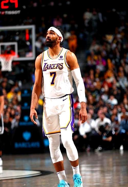 首发五个大神以外，斯玛特拉拉维亚海斯哪个都比他好。他不在的时候，湖人压根