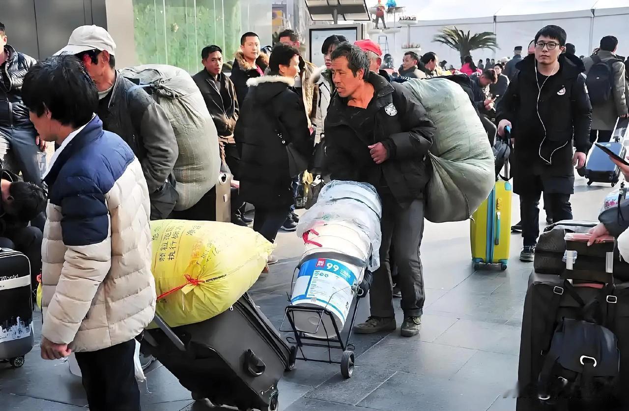 千万不要让打工人觉得“他乡容不下灵魂，故乡容不下肉身。”这两天，一句“防止形成规