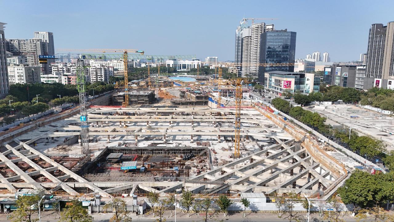 番禺广场围了那么久了，估计也快完工了吧。不知道的还以为在挖宝呢