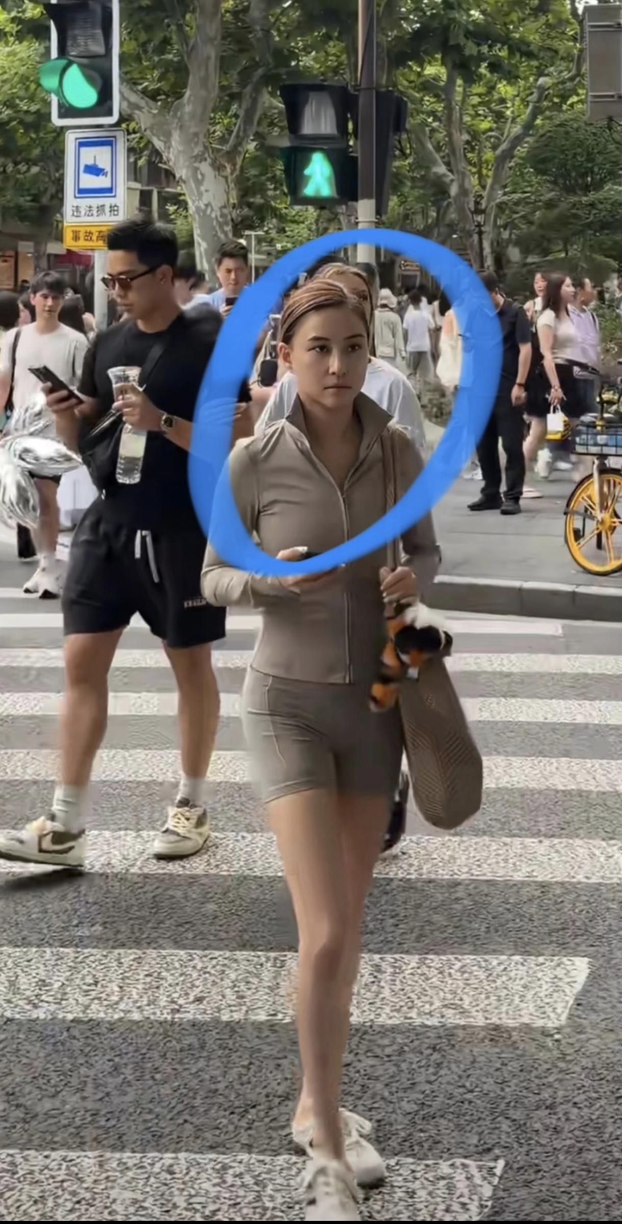 何超莲个子有多高，网上有人说不到160，也有说162-164的。人家可不是明星，