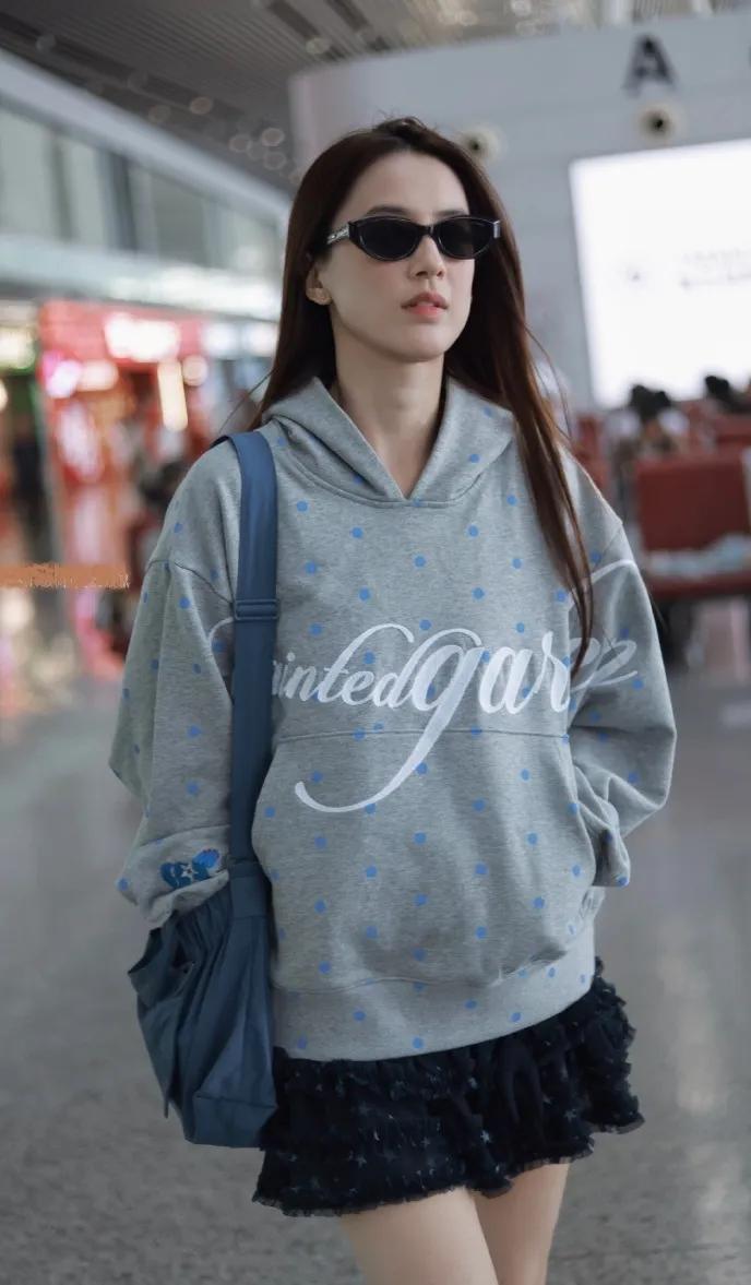 真的被黄圣依状态惊艳到！单身之后越来越少女了😭灰色波点卫衣搭蓬蓬短裙休闲