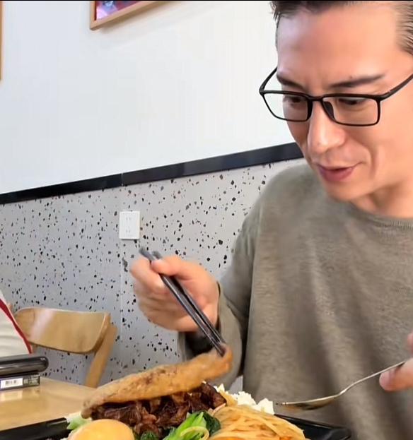 这个韩国中年油腻男来中国了，前运营曝光和他的聊天记录，油腻中年男说想要睡中国女人