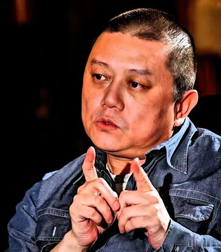 作家王朔心目中的英雄与禽兽：“什么是英雄？就是满身是血，也要拉着我们站立起来的人