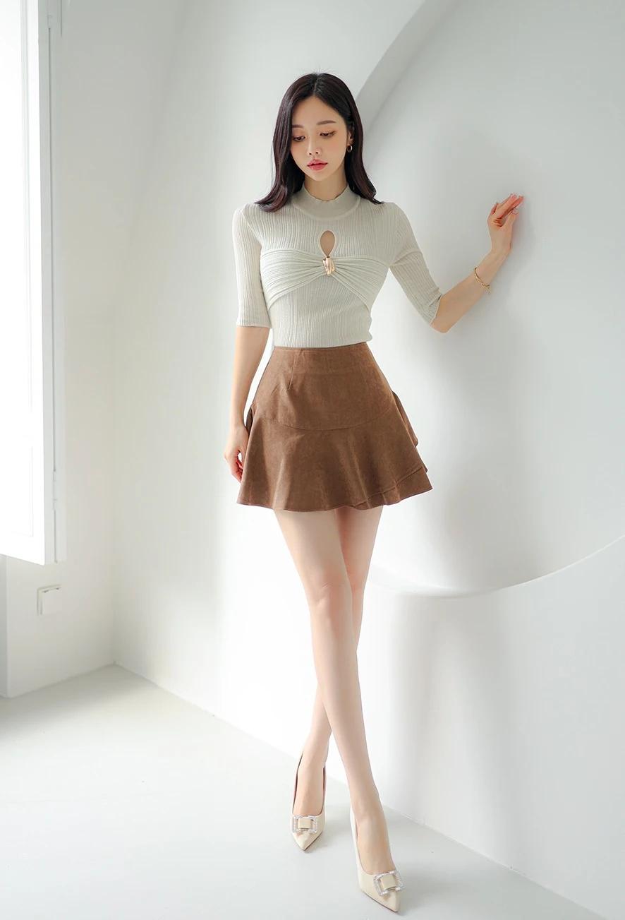孙允珠-气质穿搭，米色高领毛衣搭配棕色短裙，简约时尚。生活随手拍一拍拼接潮流穿