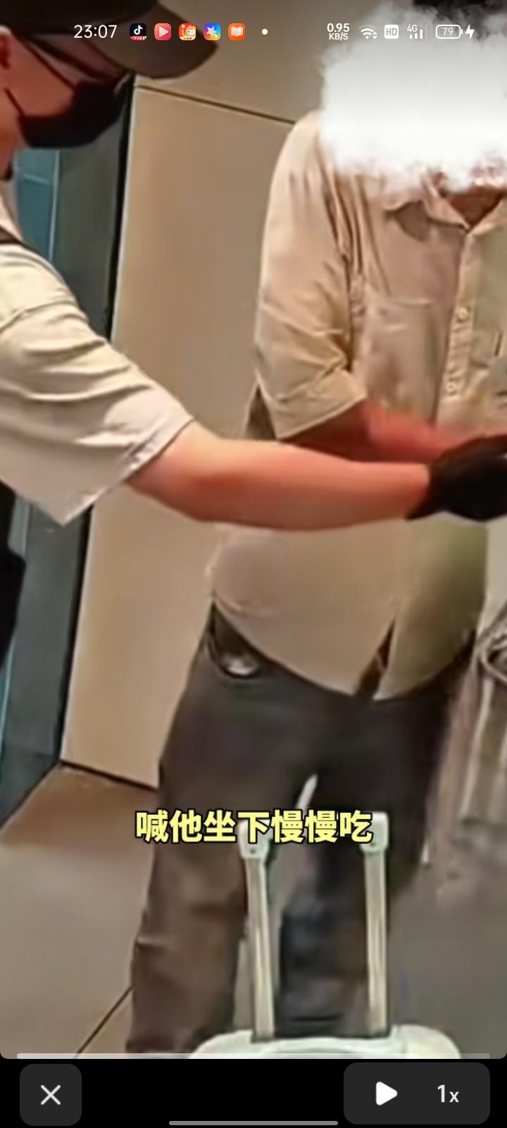 6月19日，河南郑州。男子拎着大包小包走进面包店，询问面包种类后向店家要水喝，一