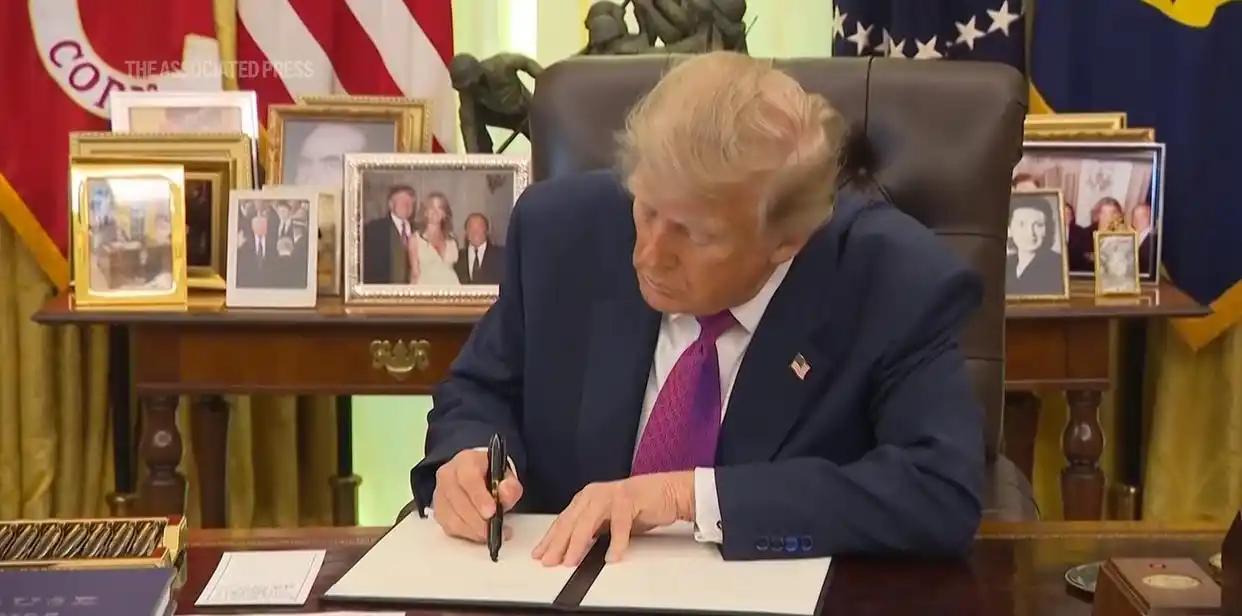 特朗普彻底把加拿大惹恼了！美国几十艘船按照官方要求去美国湖，但是加拿大堵截，理由