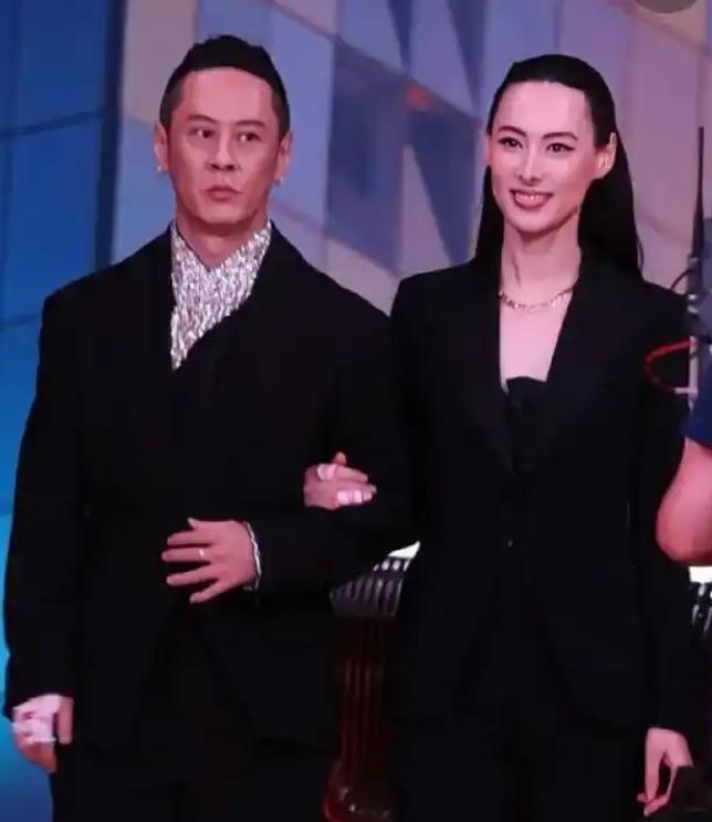 梁洛施挽着导演男友马浴柯坦荡走上上影节红毯，当年全港盖章她拿五亿分手费被豪门扫地