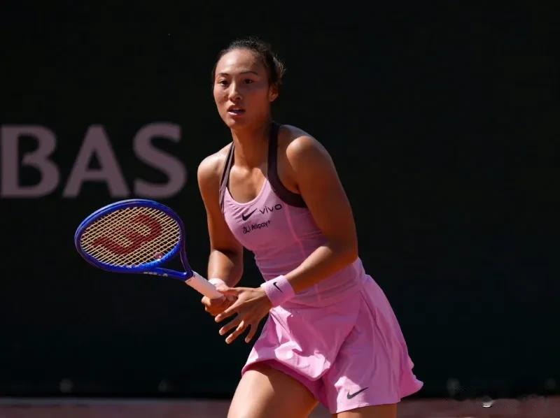 决定暂时放下追看郑钦文的比赛，心里五味杂陈。曾经，2022法网一战成名，后