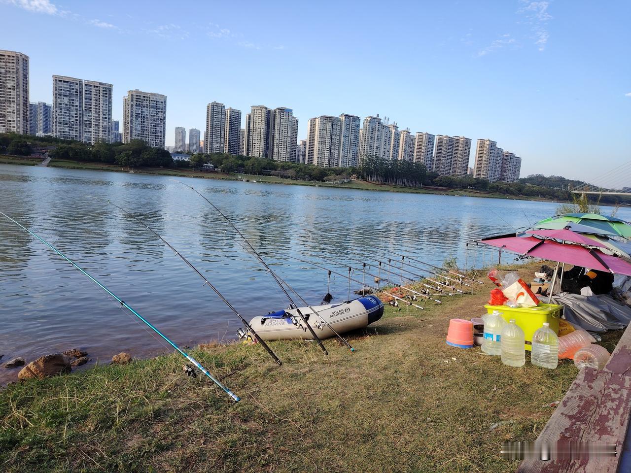 邕江江边这个钓鱼佬真狂呀，十厘米放一根钓鱼竿，场面真壮观！不过这样能极大增大上
