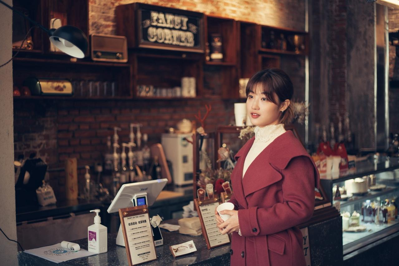 佳能5d3咖啡厅在冬季是一个不错的拍照地咖啡厅拍照人像摄影写真约拍吉林约