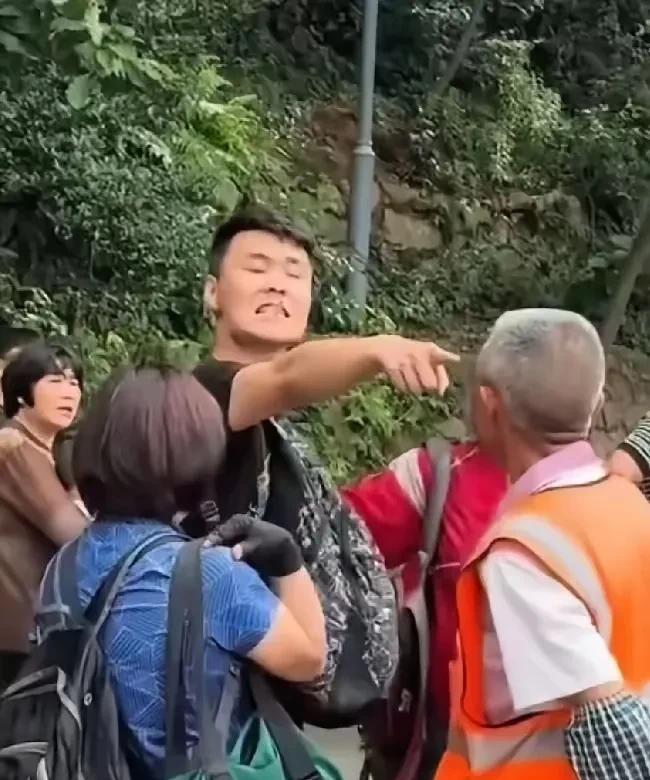 这两天，一个男游客在贵州黔灵山干的事，在网上吵翻了天。他说，自己跨越1500公