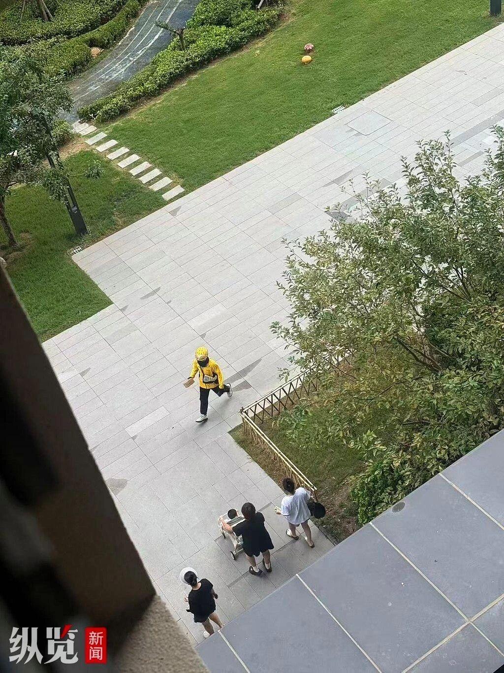 7月26日上午，郑州外卖骑手张帅源接到一笔紧急跑腿订单，下单市民来电时语气