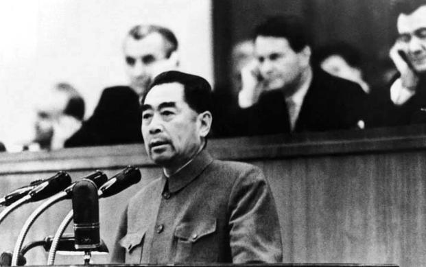 1954年，中国刚打完朝鲜战争，经济快撑不住了，这时接到通知要去日内瓦开会，全世