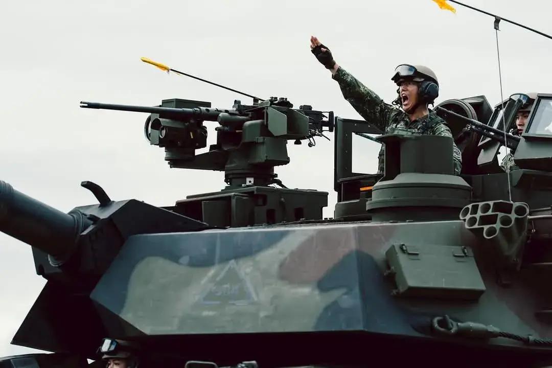 台独:这是地表最强坦克！美爹给的！美国:NO,这不是最强！这是减配版！台湾装