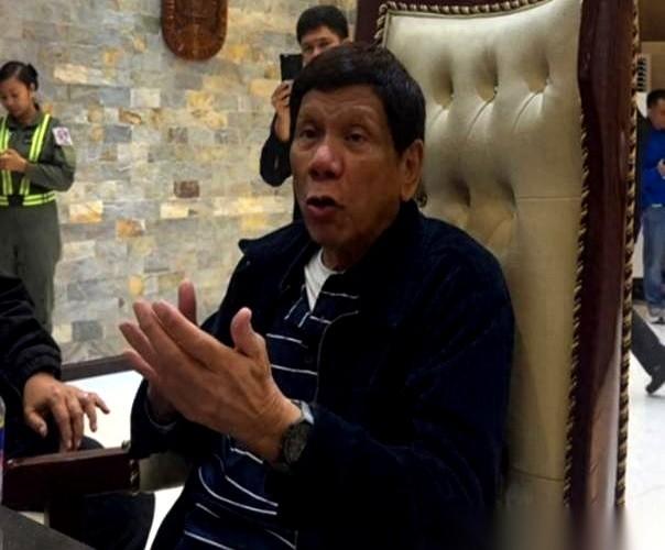 据外媒披露，菲律宾马尼拉的权力场里，两大家族正把刀架在彼此的脖子上。前脚，现总