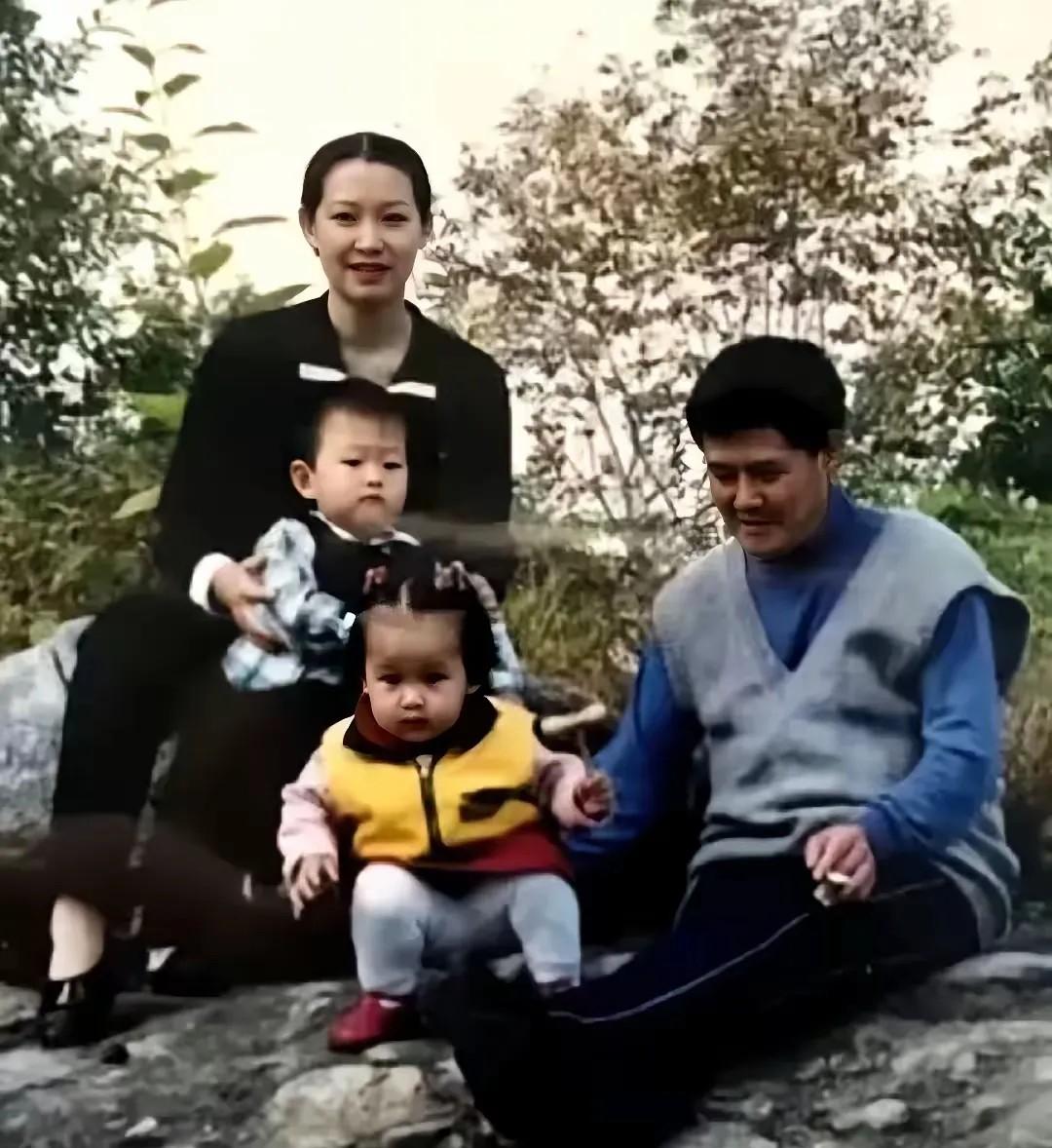 不查不知道，看了赵本山年轻时候的一张全家福，才发现，他的现任马丽娟长得这么漂