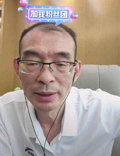 谢岳今天早上突然开启了直播一会儿时间在线就3w人也在直播间透露了，谢浩男到现