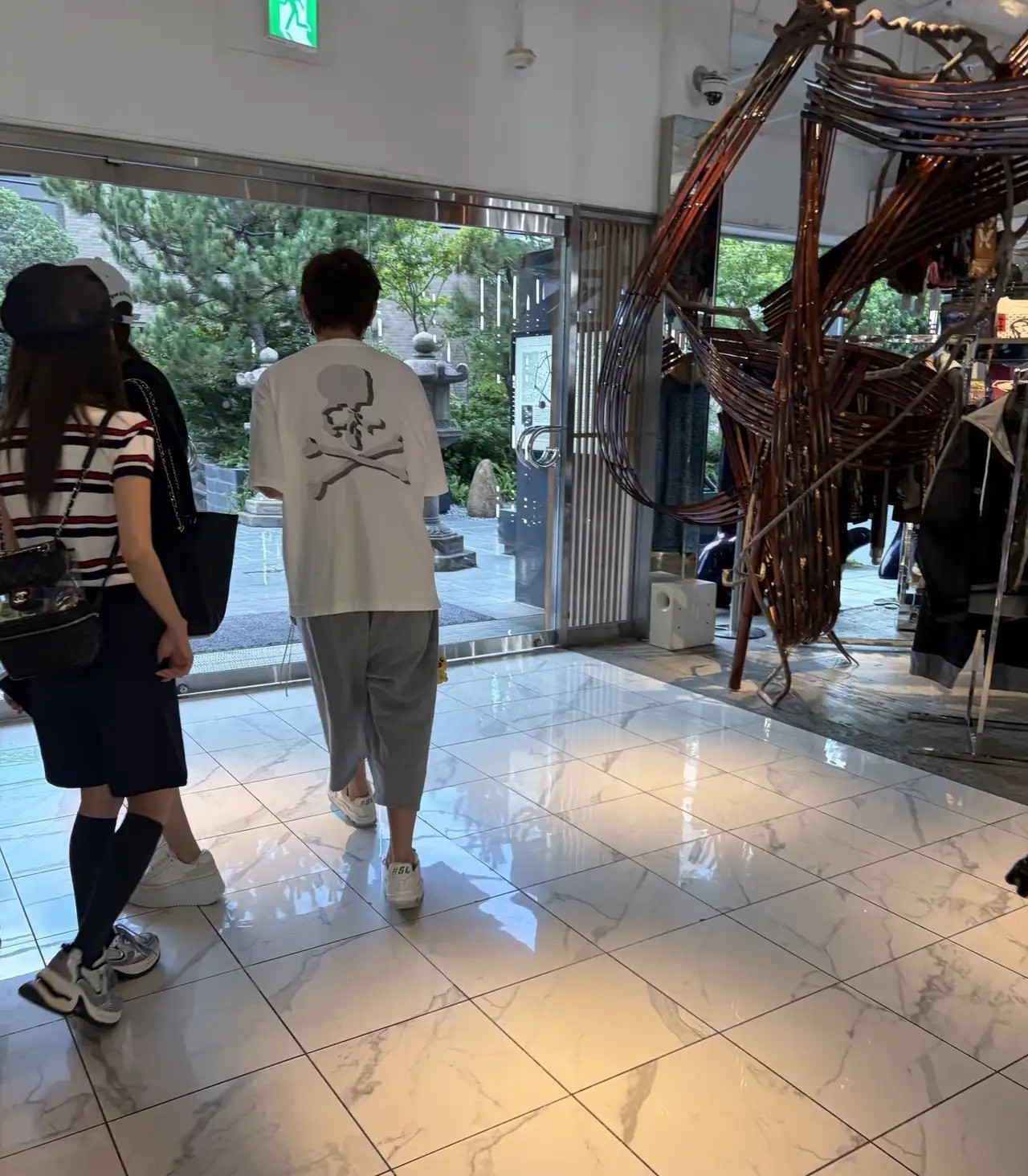 有网友在日本表参道偶遇王思聪，他和几个女生在逛街！他这是终于回家了，旅行告一段落