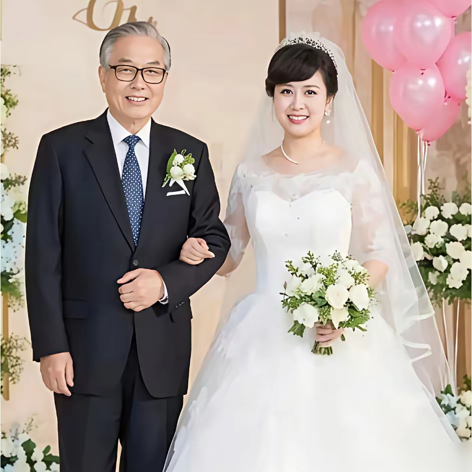 寇振海53岁三婚娶32岁小娇妻，你敢信？两人2003年因拍《花自飘落》结缘，相差21岁的年龄，曾被各
