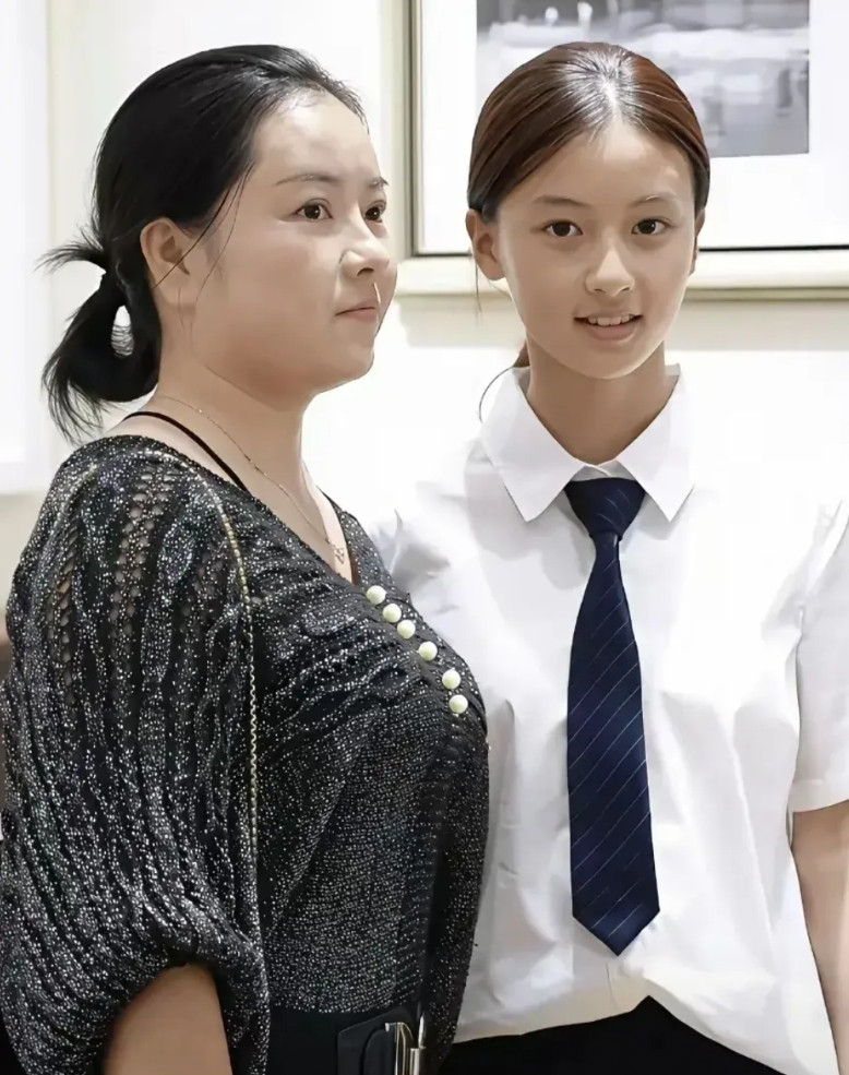 目光短浅的妈妈，害孩子失去了发展的机会。七七妈妈给七七接的商演，站台2个小时，