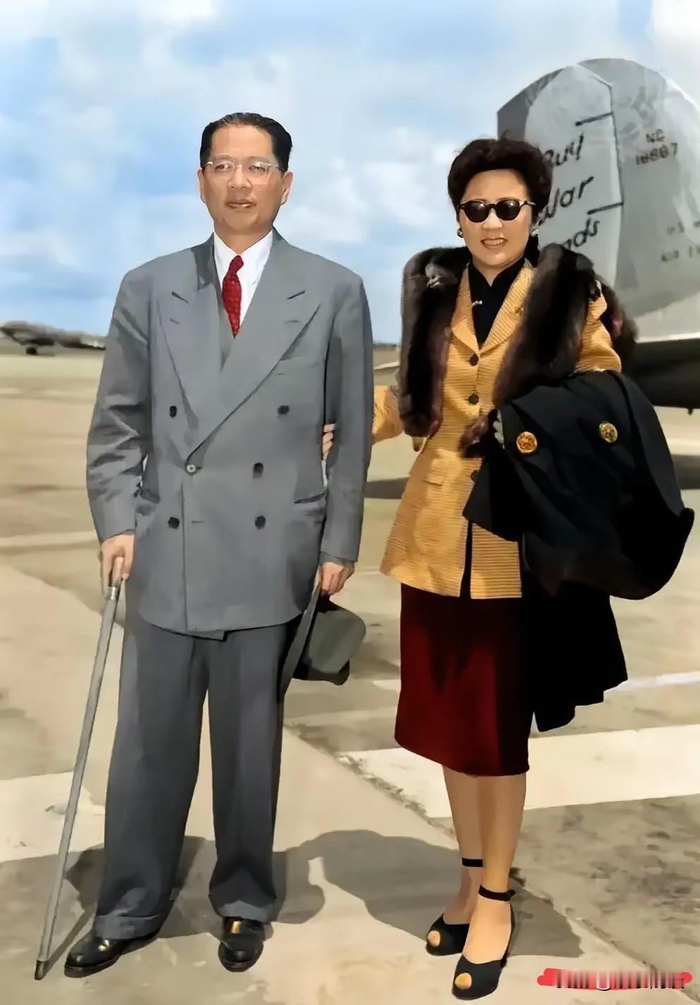 一张1948年的珍贵老照片，这是夫妻俩的真实模样，并非影视剧中的演员演绎。这是