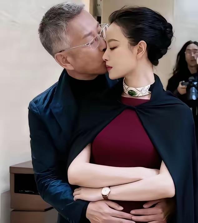 陈道明身边的美女是谁？她的皮肤白皙细腻光滑有光泽，就算是杨幂、刘亦菲来了都是甘