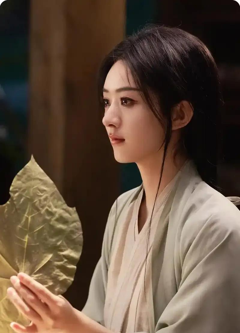 《花千骨》可谓是现象级的仙侠剧，也是赵丽颖的封神之作。她在剧中饰演的花千骨，从一