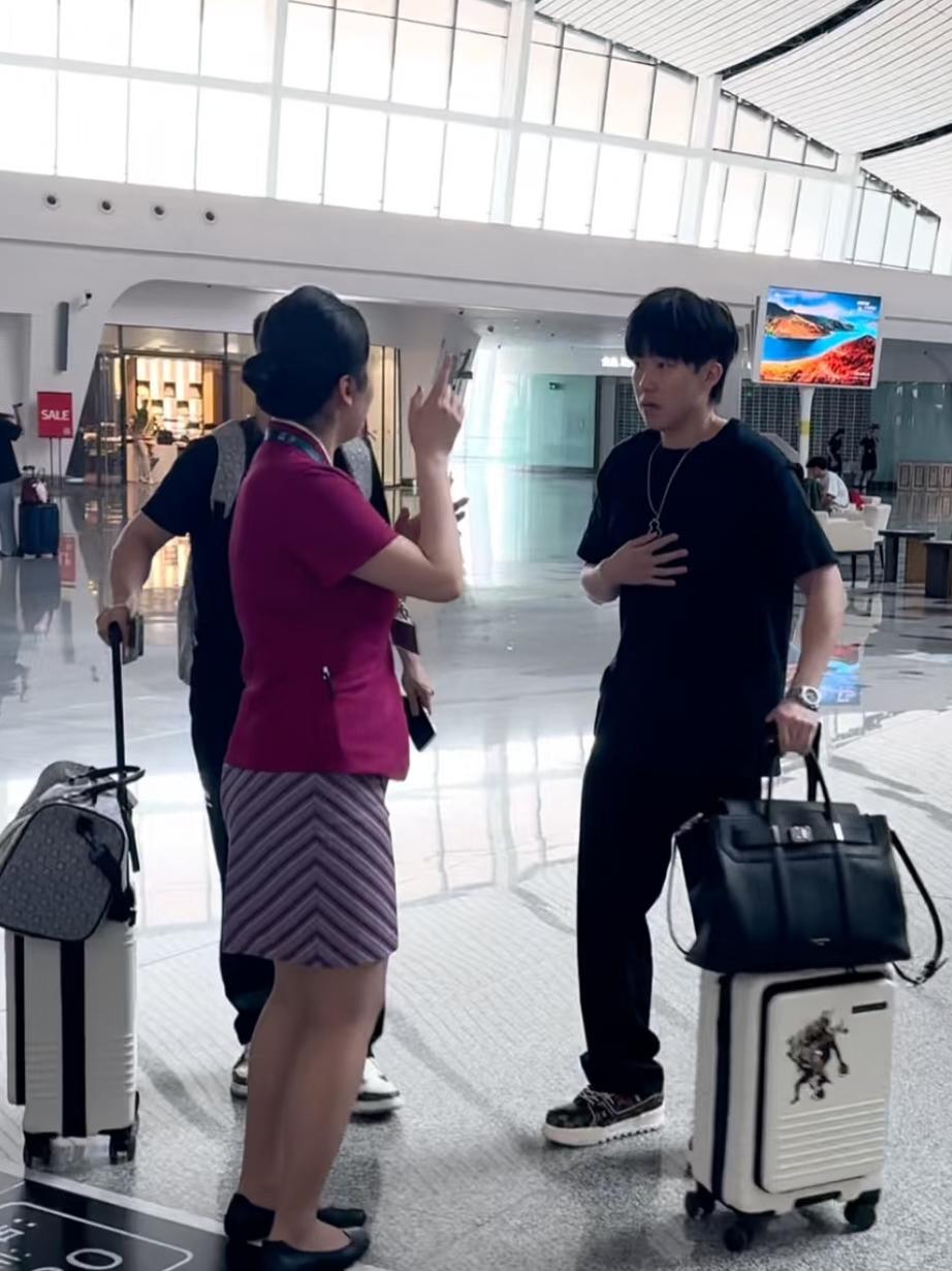 王楚钦过不了安检瞬间红温你怎么看王楚钦过安检时因一些小状况瞬间“红温”的画面，让