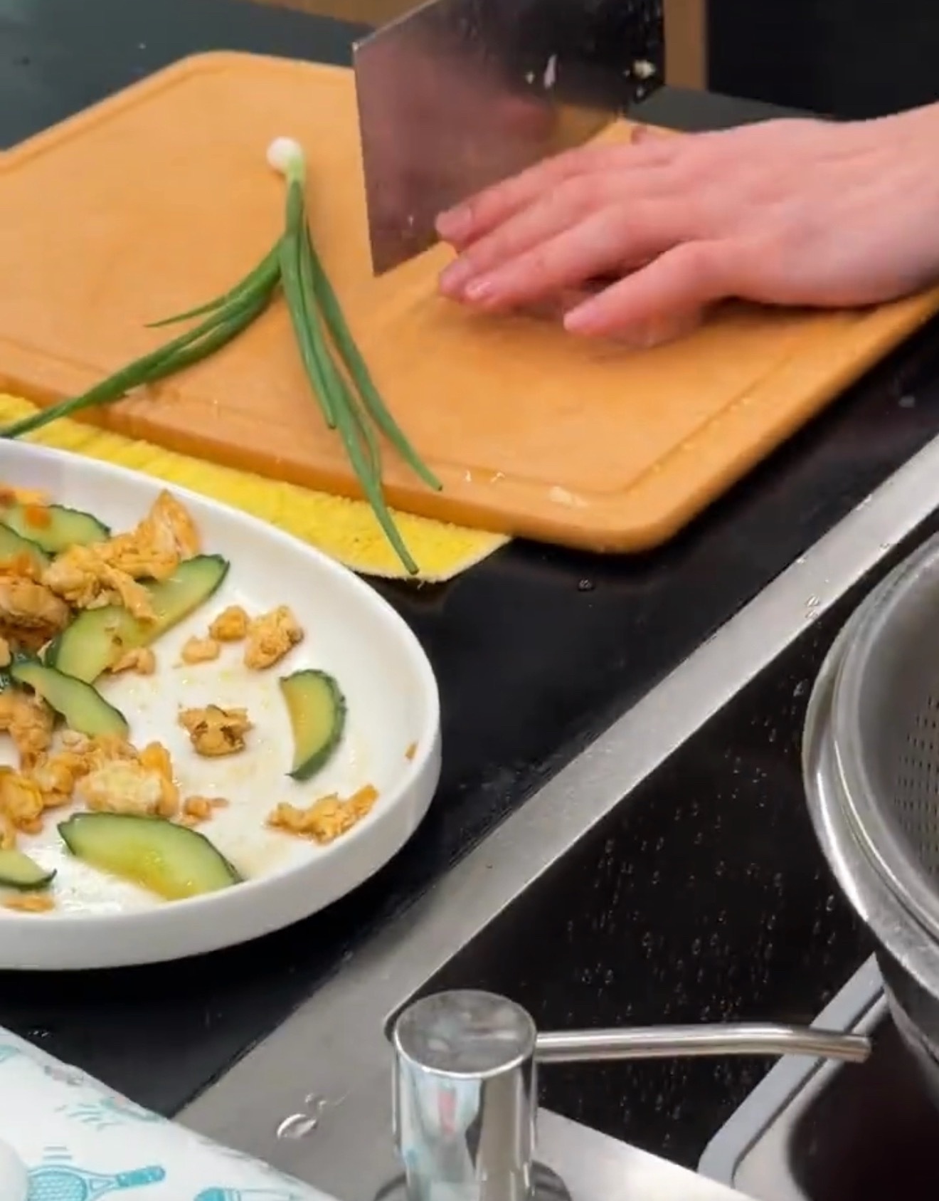 白鹿厨房直拍镜头白鹿厨房直拍王鹤棣切菜的镜头🈶，果然认真的男人最帅！！白鹿客栈