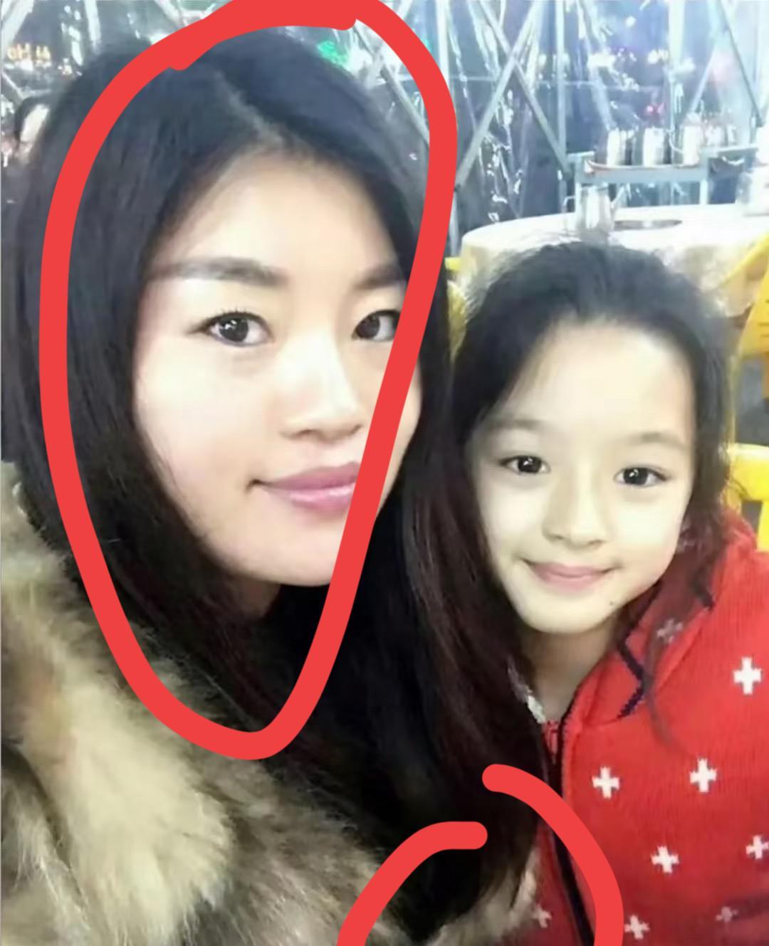 黄杨妈妈此刻正躲在被窝里瑟瑟发抖，不是因为黄杨爸爸被立案调查，也不是因为网友