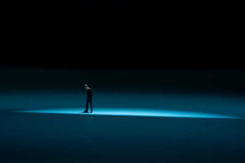 在快节奏时代，焦虑就像影子一样如影随形。早高峰地铁上，人们边啃三明治边核对工作计