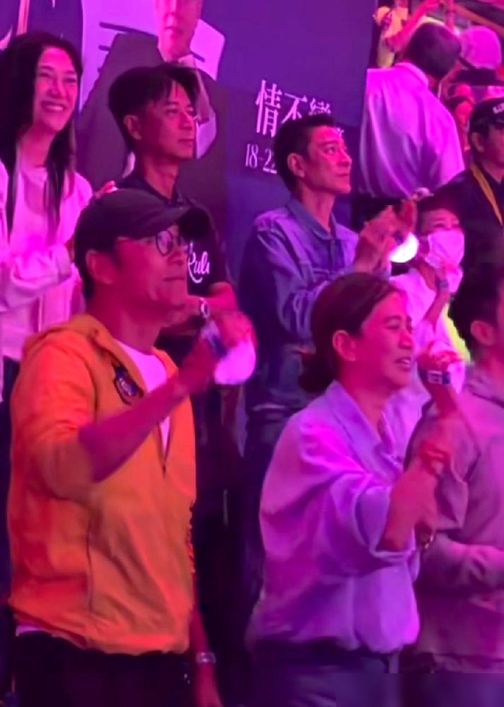 谭咏麟演唱会台下，袁咏仪素颜和卢淑仪同框，网友吵翻了。一个戴帽子穿卫衣，笑起来眼角全是纹。一个妆容精
