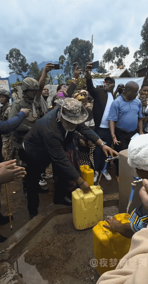 非洲老铁太想进步了，穿上了行政夹克，亲手给民众接水，这作业抄得，服！非洲M
