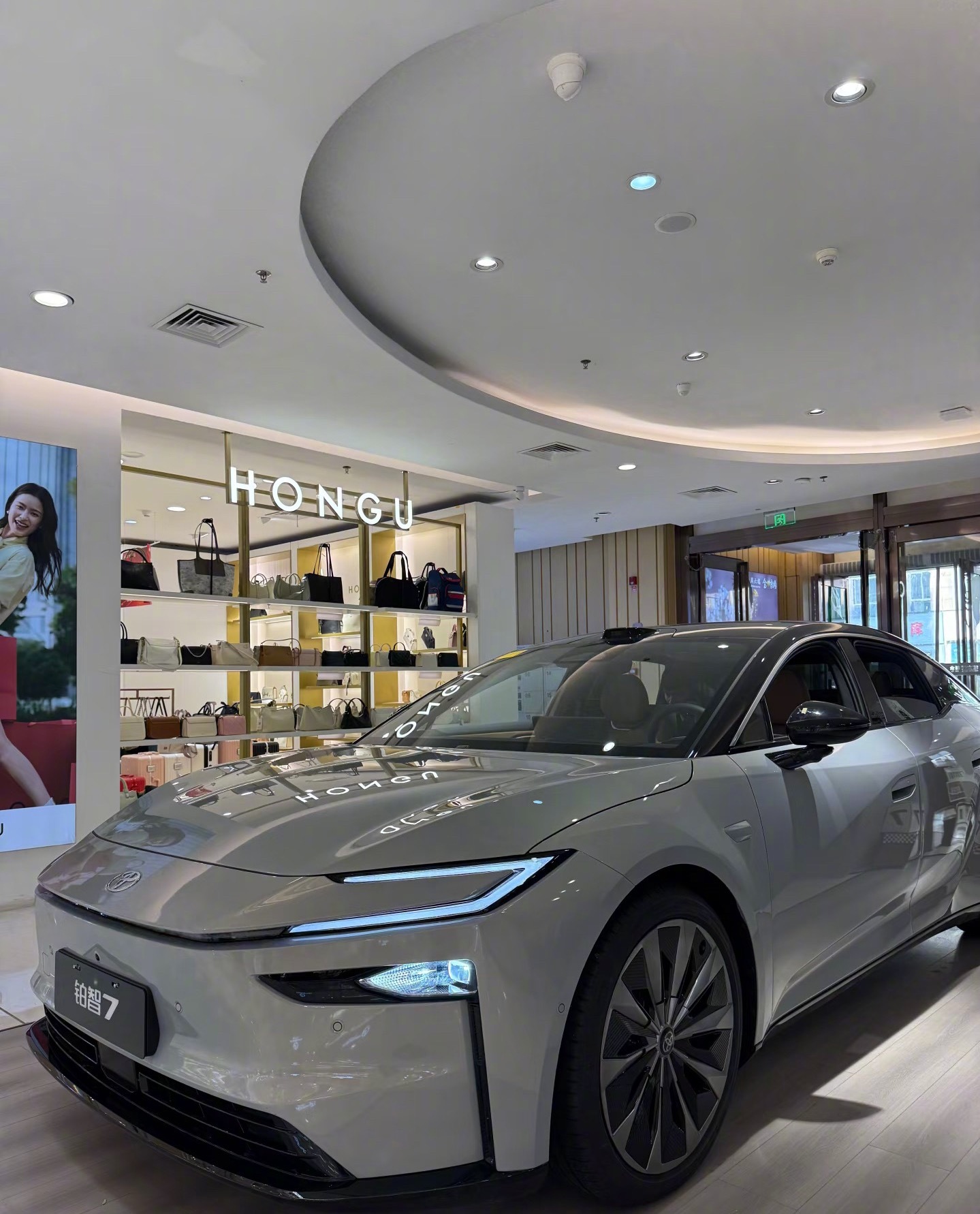 前段时间去商场看到智铂7就试了一下，说下我的感受丰田品控+华为鸿蒙座舱操作确实流