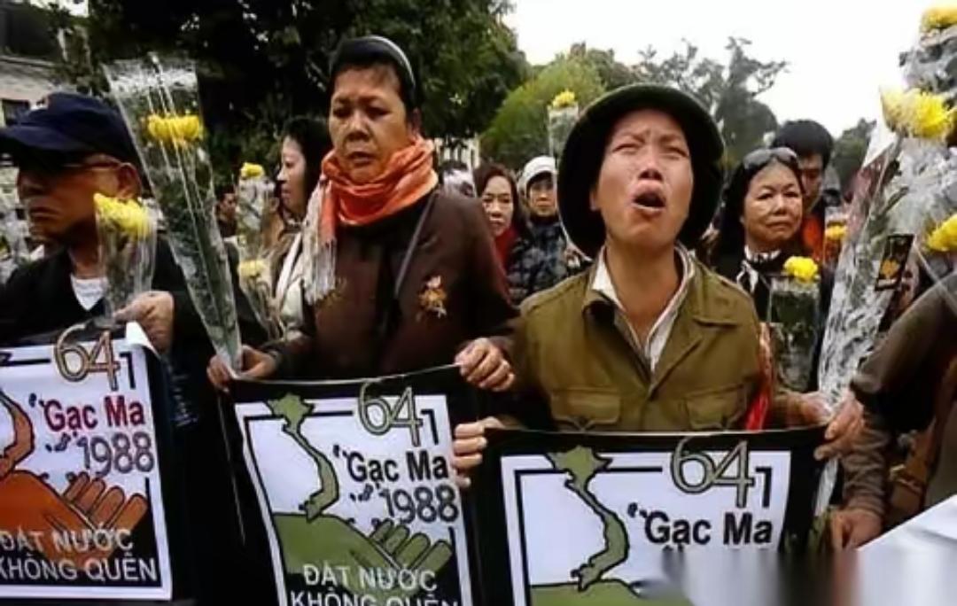 人家饭馆门口直接挂牌子：“不卖东西给中国人”。我当时看到这照片，第一反应是，假的