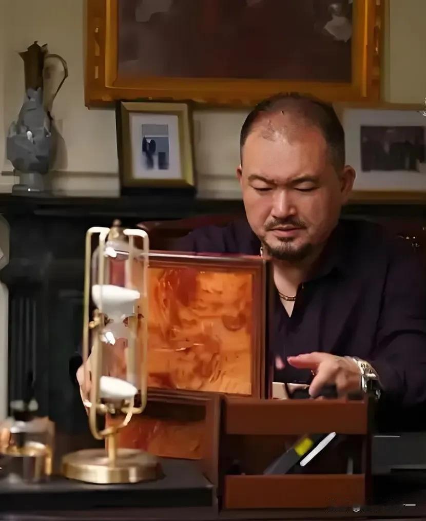 电视剧《利剑玫瑰》即将大结局，我却有个问题一直没搞明白。那就是，剧中周逵饰演