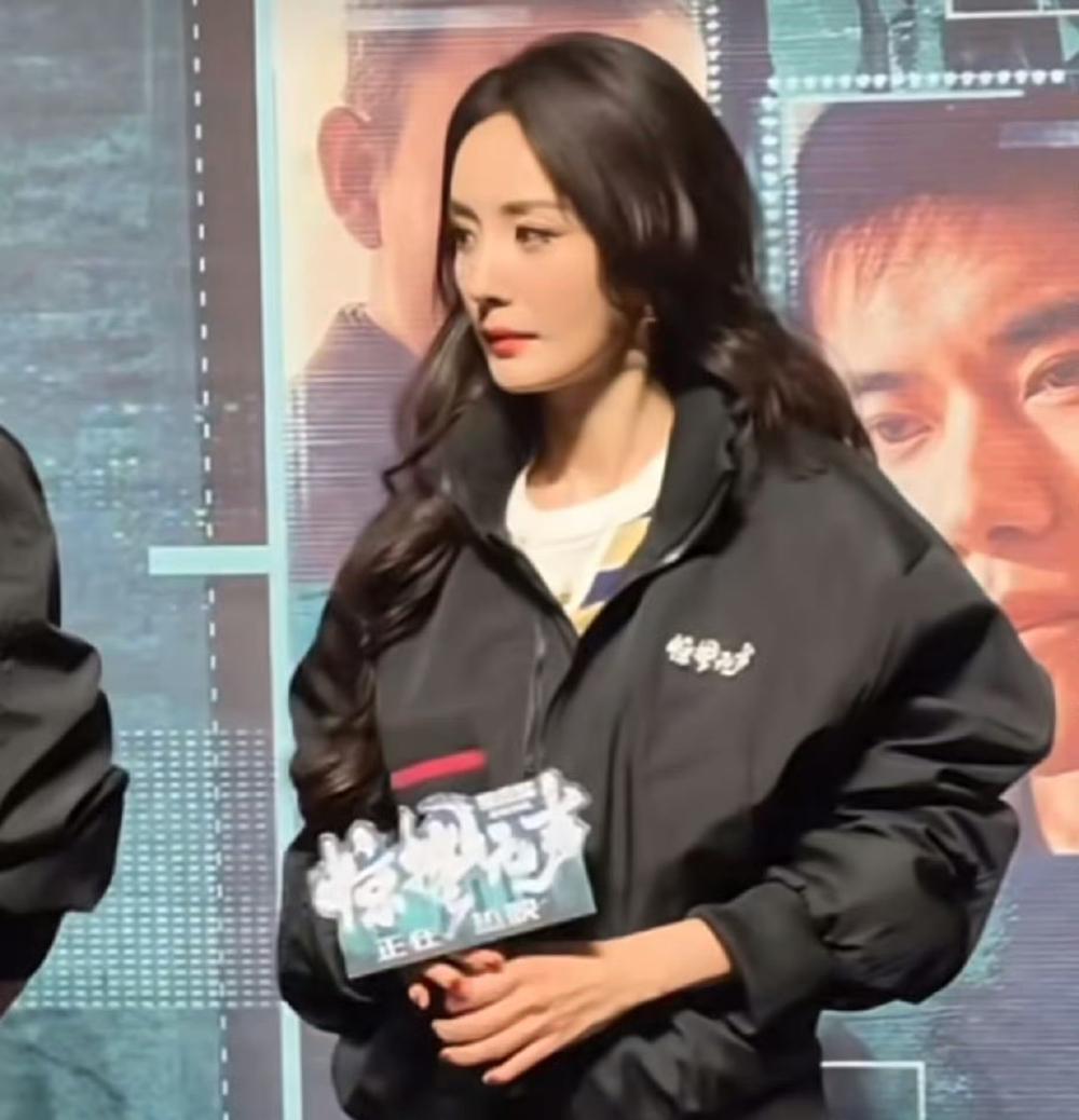 杨幂为啥总干这种让人尴尬的事儿呢就说今天《惊蛰无声》路演吧，主持人按番位叫人上