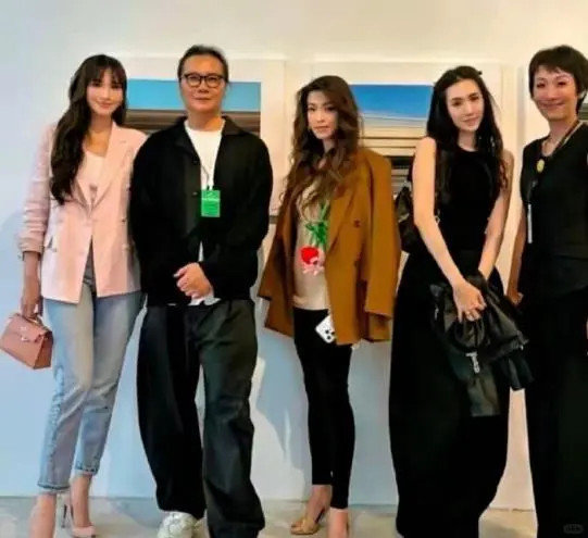 吴佩慈和朋友一起现身香港的艺术展，看来老公和婆婆的事没有影响到她，吴佩慈在香港的