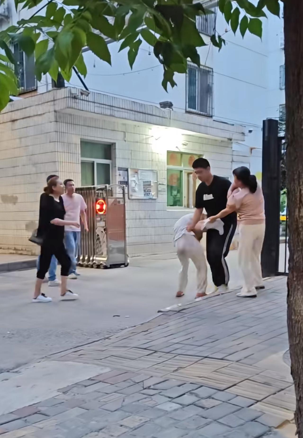 小区门口，发生了一起婆婆和儿媳妇抢孩子的事件，孩子才只有几个月大。还在哺乳期的孩
