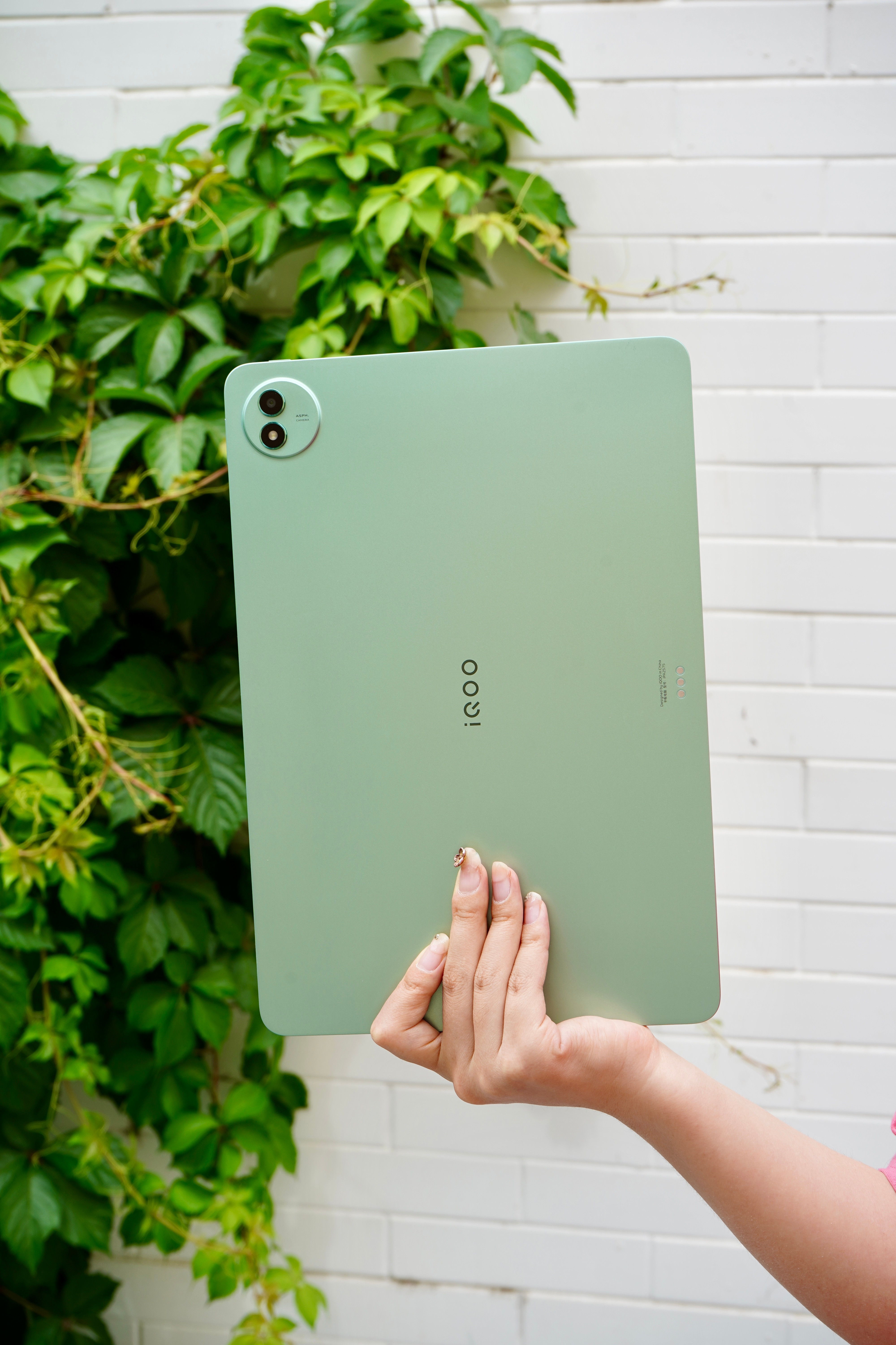 iQOOPad5Pro可以说是电竞用户的大屏上分神器，首先就是屏幕很大，13