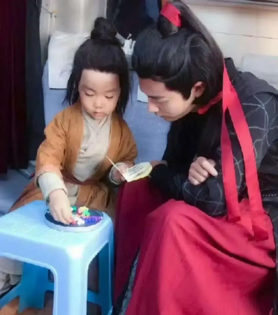 肖战被小朋友奶声奶气喊“小红豆”，没等工作人员开口，他先弯腰笑回“叫我吗”，顺势