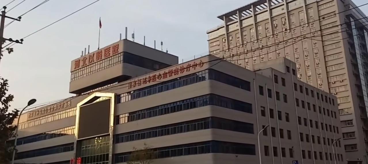 在石家庄的医疗机构中，有两种医院，一种是公立医院，一种是私立医院。许多人都愿意去