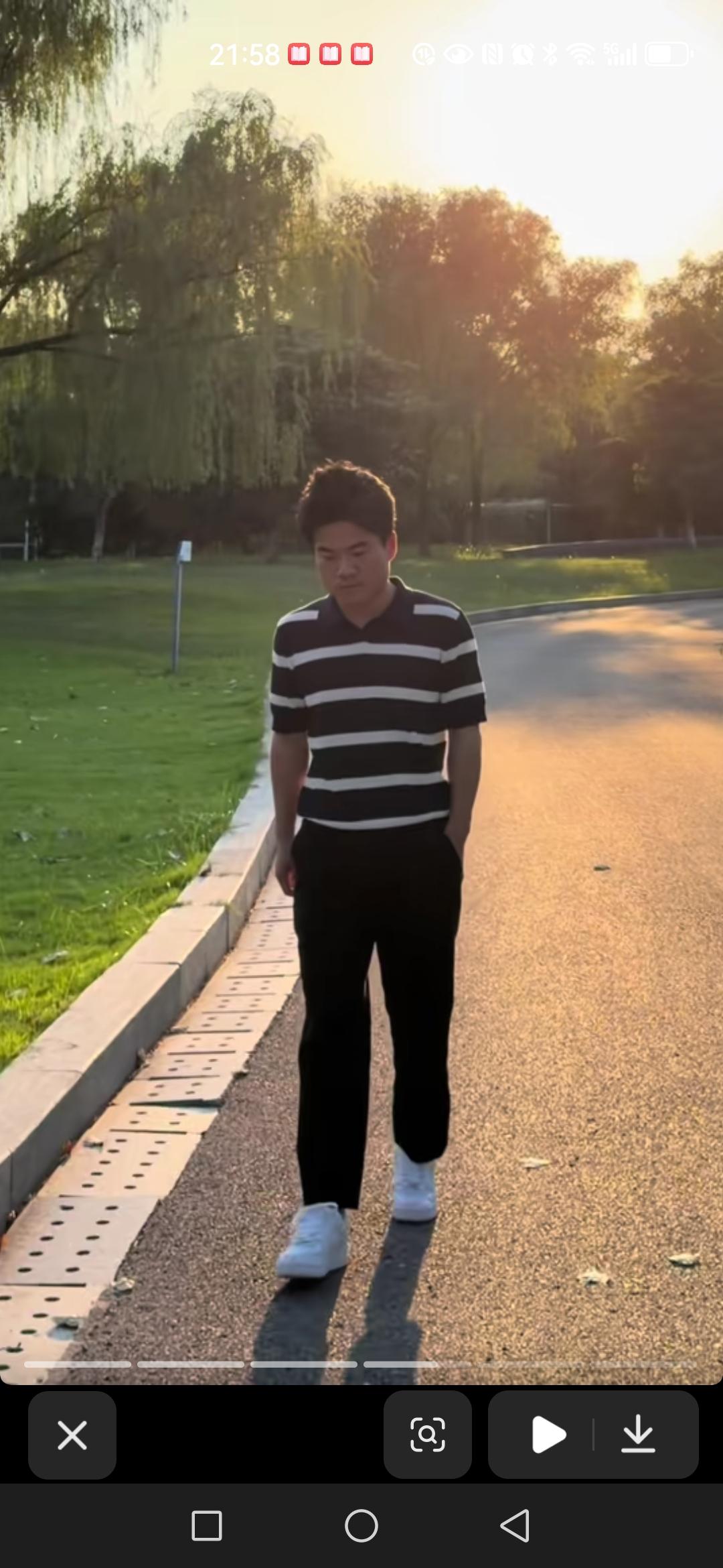 宇辉又去兰知春序视察工作了，顺便在园区打个卡，一个人孤孤单单的晃悠。[捂脸哭]