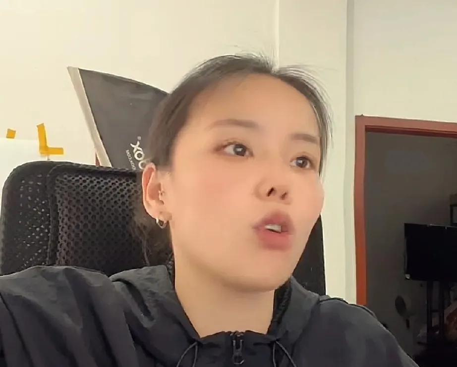 三石直播，透露出两大信息。旅游回来的三石马上投入直播间，人气不错，有六七百人。