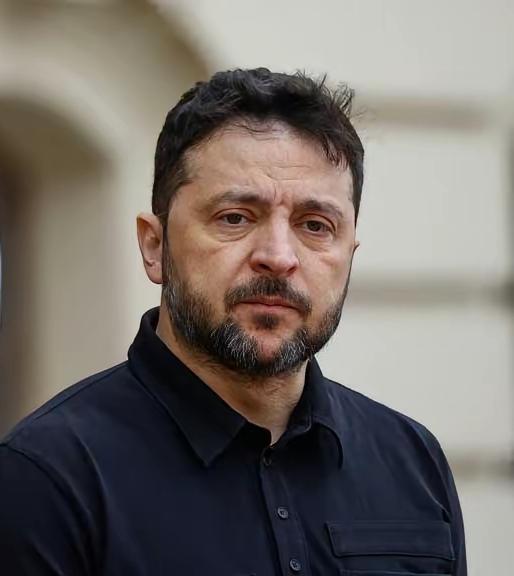 泽连斯基最终还是认命了！没想到一路一直强硬的泽连斯基最终还是向现实低了头。看来