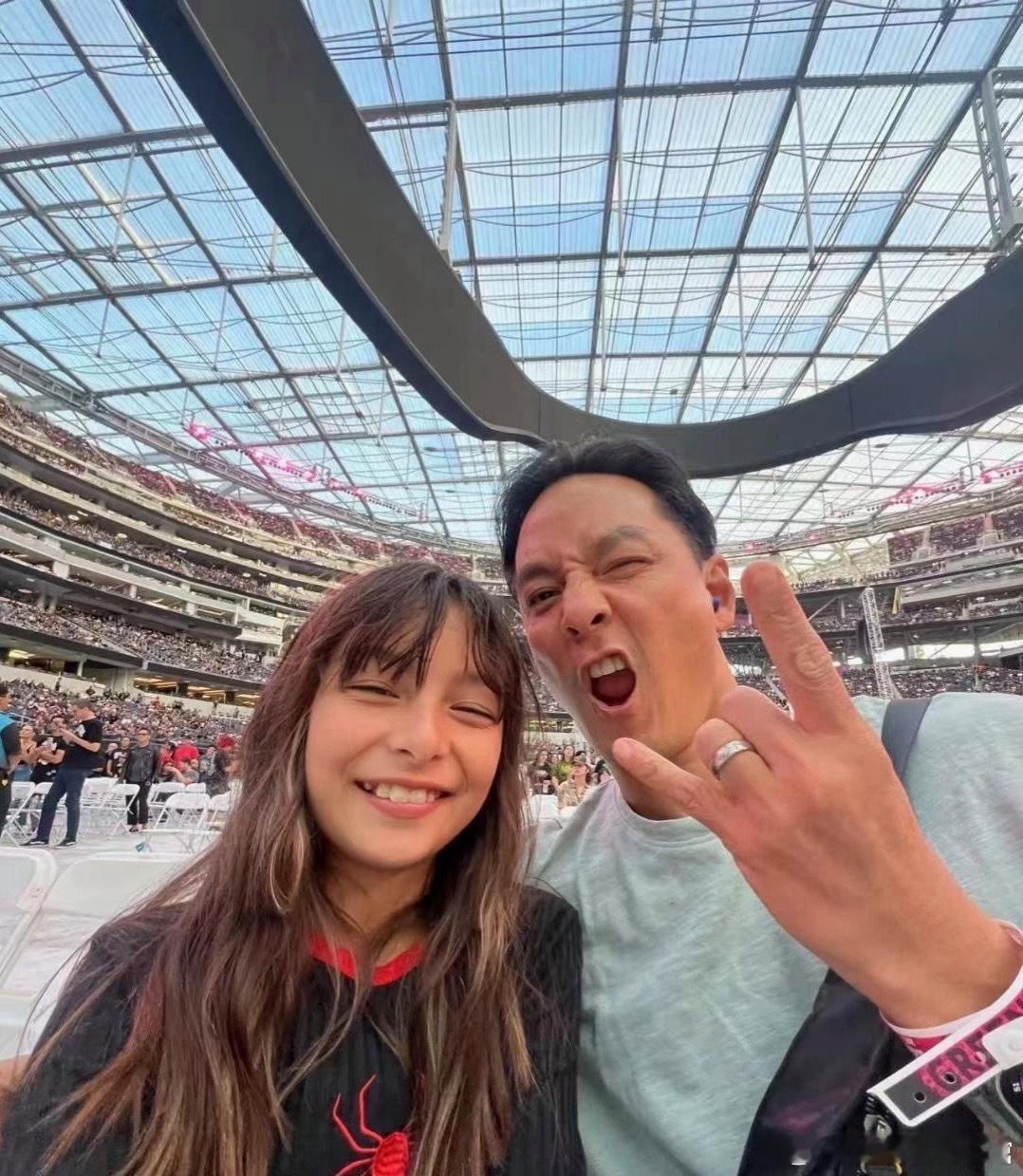 吴彦祖分享和12岁女儿合照。他女儿的长相好奇怪，看起来又老又小的，颜值一般，但气